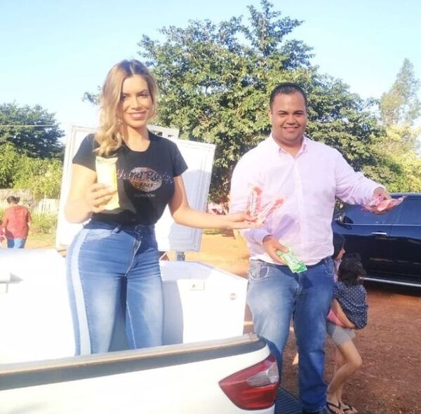 "Malou y Pocho" reparten dulces y helados a niños desnutridos de plaza invadida en PJC