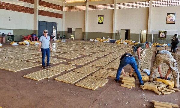 Incautaron y destruyeron más de 20 toneladas de marihuana en Amambay - Megacadena — Últimas Noticias de Paraguay