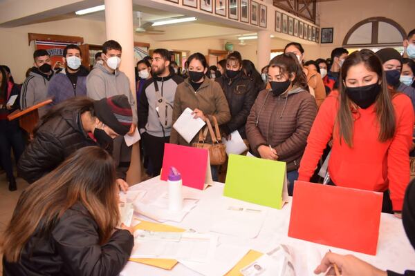 Gobernación entrega becas a jóvenes de Santa Rosa, San Patricio y Santa Maria