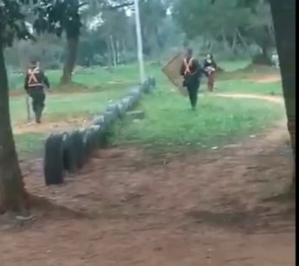 Video: policías detuvieron a la temible “Vanesa’i” en Luque - Policiales - ABC Color