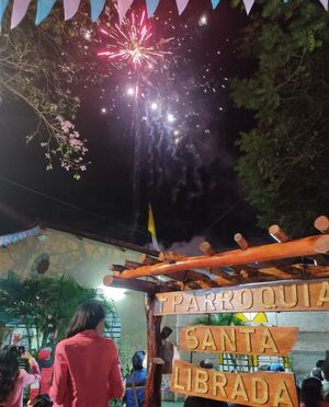 Con fuegos artificiales y serenata celebran la fiesta Patronal de Santa Librada  - Nacionales - ABC Color