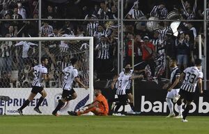 Libertad exhibe su placa de campeón - Fútbol - ABC Color