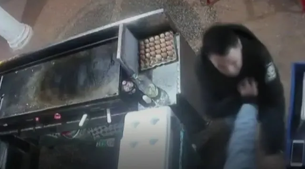 Dueños de local frustran asalto tras reducir a golpes a ladrón - Noticiero Paraguay