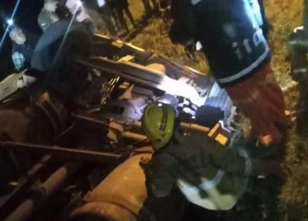 Vuelco de camión de gran porte deja un fallecido en San Pedro - Noticiero Paraguay