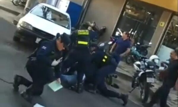 (VIDEO)Agentes de PMT reventaron a un hombre por negarse a control en Salto del Guairá