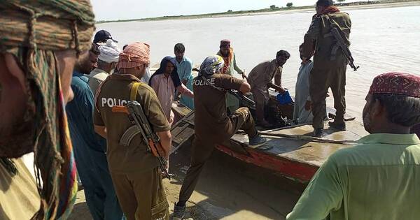 La Nación / Pakistán: más de 50 muertos y desaparecidos en naufragio de un barco durante una boda