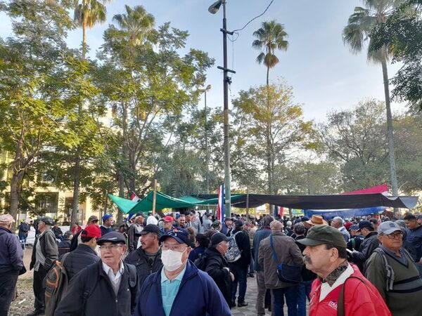 Itaipú: defienden indemnización de altos funcionarios y seccionaleros - Nacionales - ABC Color