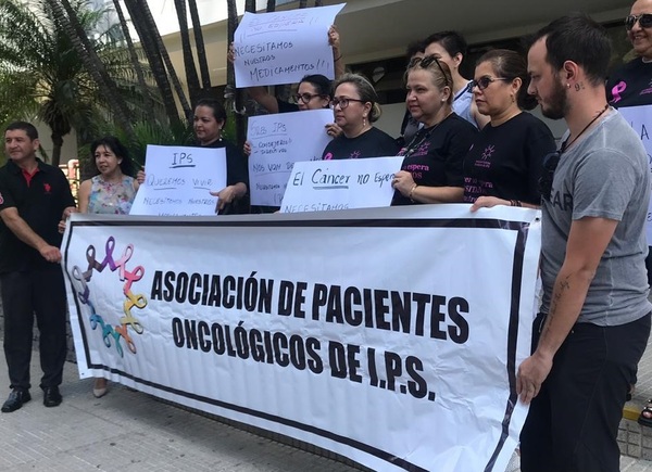 Diario HOY | Pacientes con cáncer lamentan ser "ninguneados" y exigen destitución de autoridades del IPS