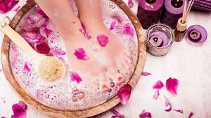 Sumergir los pies en agua caliente es muy beneficioso para la salud