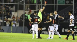 Luis Zárate, tres expulsiones en los últimos cuatro partidos
