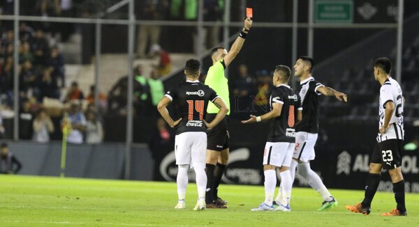 Luis Zárate, tres expulsiones en los últimos cuatro partidos