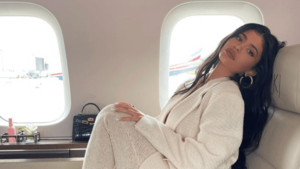Kylie Jenner acusada de “criminal” por vuelo de 3 minutos