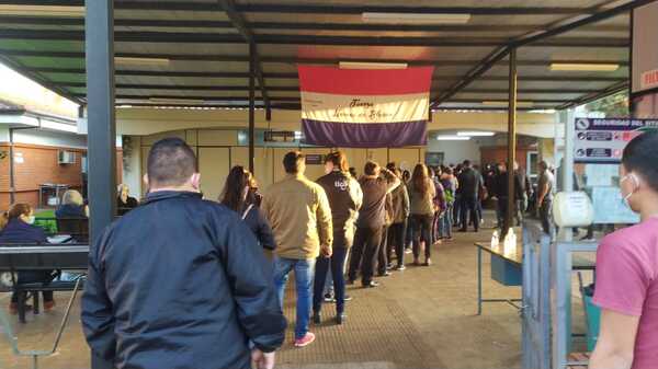 Impotencia y hasta desmayos por largas filas en IPS