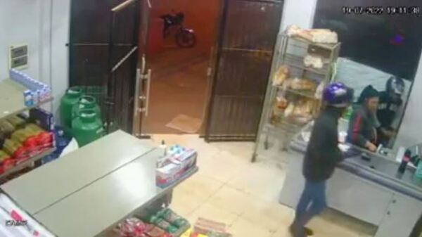 Bandidos toman por asalto despensa y roban G. 100.000 - La Clave