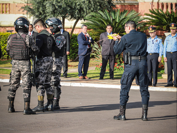 Grupo Lince recibe pistolas eléctricas no letales por parte del Gobierno Nacional