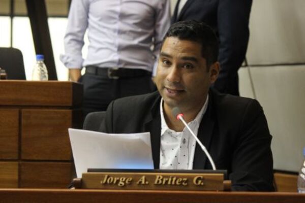 Diputado antivacunas fracasa en iniciativa de censurar a Facebook - El Independiente