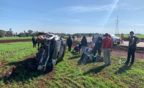 Vuelco de camioneta dejó 2 heridos y daños materiales