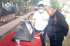 En marcha campaña de familiarización con el uso de máquinas de votación en el Este - La Clave