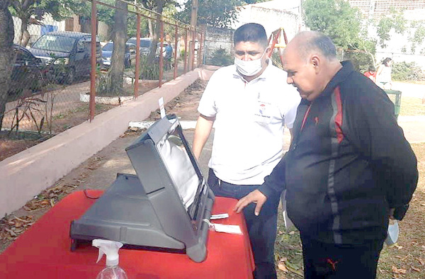 En marcha campaña de familiarización con el uso de máquinas de votación en el Este - La Clave