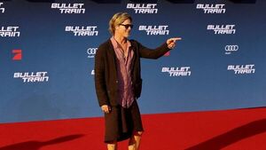 Brad Pitt se puso una pollera para ir al estreno de su película