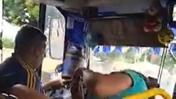 Mujer iba acostada en el micro al lado del chofer