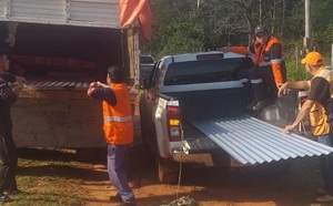 Entregan chapas y colchones a familias afectadas por temporal en 3 de Mayo - Noticiero Paraguay