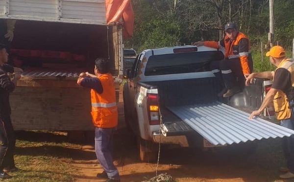 Entregan chapas y colchones a familias afectadas por temporal en 3 de Mayo - Noticiero Paraguay