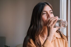 Por qué tomar suficiente agua es la clave para un envejecimiento saludable