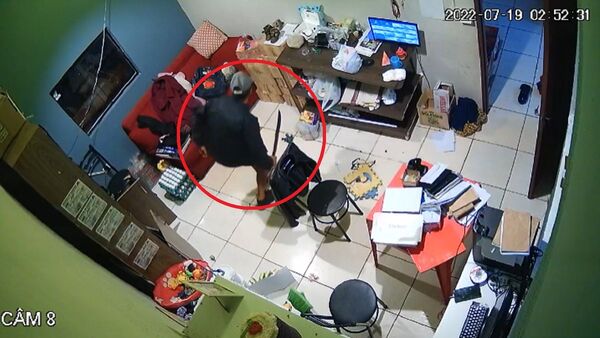 Con machete en mano, hombre hurta varios objetos de panadería