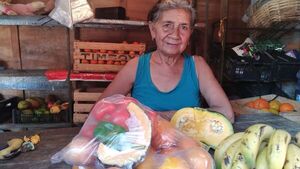 Ña Cirila, la verdulera que se ingenia para vender barato en su barrio