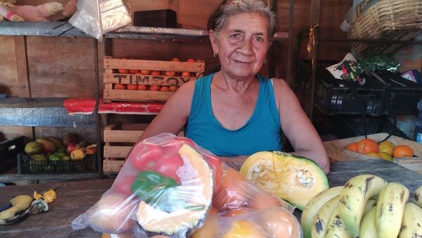 Ña Cirila, la verdulera que se ingenia para vender barato en su barrio