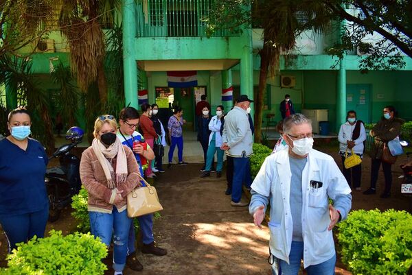 Funcionarios del Policlínico de Villarrica exigen pago de salarios - Nacionales - ABC Color