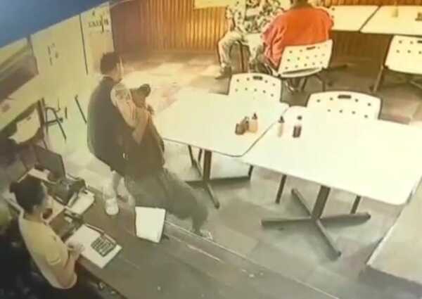 (VIDEO)Dueño de Gym encontró a ladrón de su local en un copetín y lo reventó a golpes para entregarlo a la policía