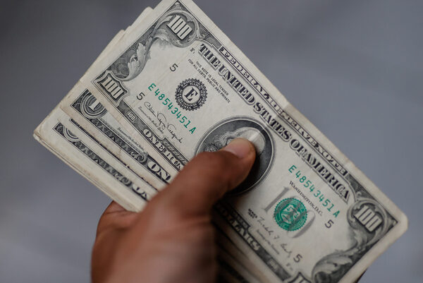 El dólar da un nuevo salto en el mercado informal de Argentina - MarketData