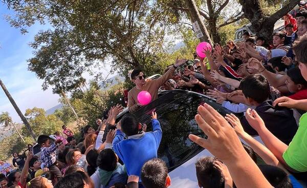Crónica / [VIDEO] Ex cantante de Binomio llevó regalos y alegría a la fiesta del Divino Niño, en Atyra