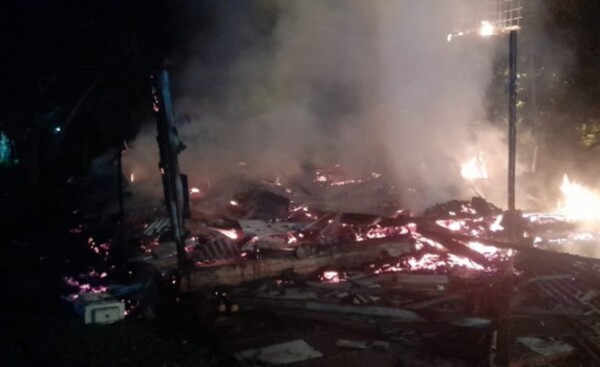 Cuatro niños fueron salvados por vecinos de un voraz incendio