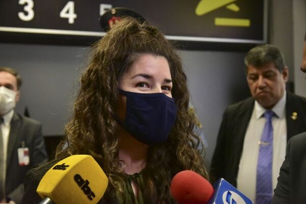 Cynthia Tarragó se salva de escrache de ginecólogo en un restaurante - Nacionales - ABC Color