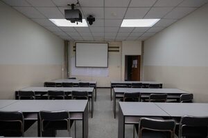 Docentes cuestionan el sesgo político del plan para reparar escuelas en Venezuela - MarketData