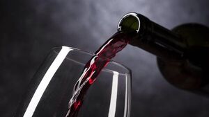 Un poco de alcohol tendría beneficios en adultos, según cuestionado estudio