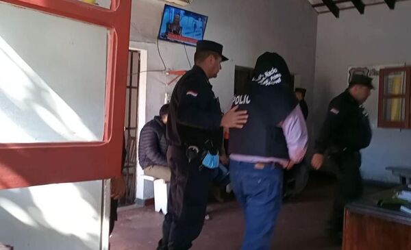 Se entregó el exintendente sospechoso de un asesinato en Desmochados - Policiales - ABC Color