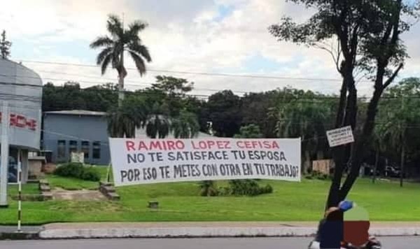 Escrachan a infiel: “¿no te satisface tu esposa por eso te metes con otra en tu trabajo?”