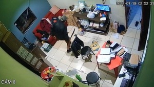 Ratero hurta dinero, televisor y celular de una panadería - La Clave