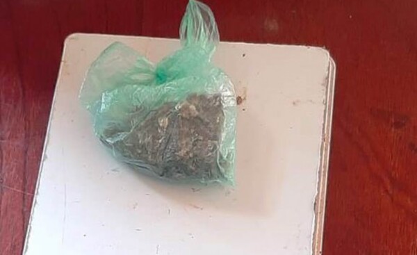 Detienen a dos jóvenes con pequeña cantidad de drogas