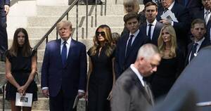 La Nación / Donald Trump despidió a su exesposa acompañado de toda su familia