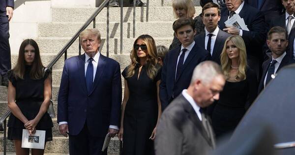 La Nación / Donald Trump despidió a su exesposa acompañado de toda su familia