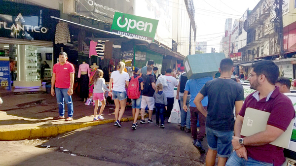 Jornada con mucho movimiento se vivió ayer en las calles del microcentro de CDE - La Clave