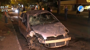 Sobrevive tras chocar por un árbol, volcar y salir despedido del auto 