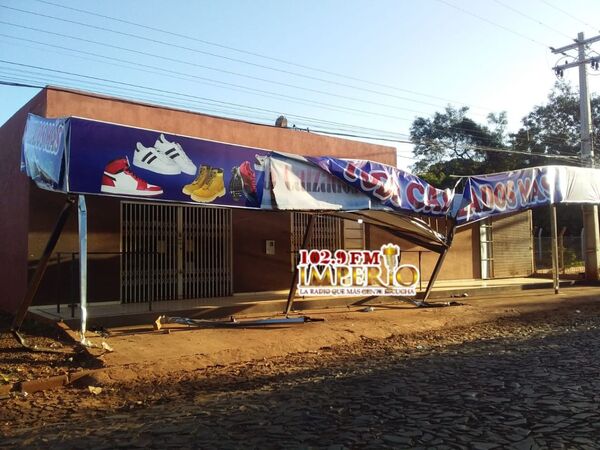 Automóvil derribó terraza de una tienda en el barrio General Genes y huyó - Radio Imperio