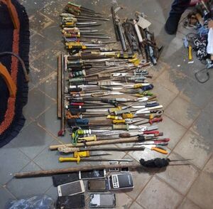 Requisan numerosas armas blancas de celdas del PCC, en Misiones - Judiciales.net