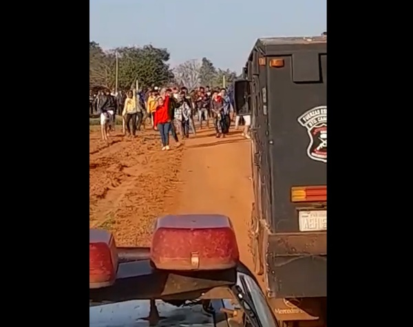 Policías heridos durante desalojo y enfrentamiento en Tembiaporá · Radio Monumental 1080 AM